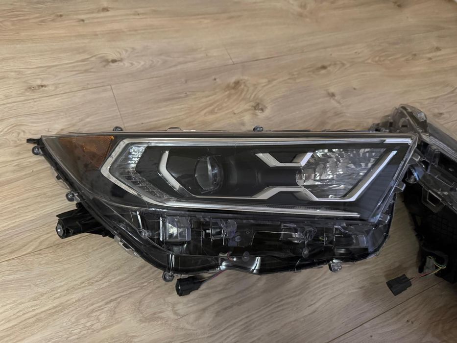 Фари Toyota RAV4 оригінальні з 2019-