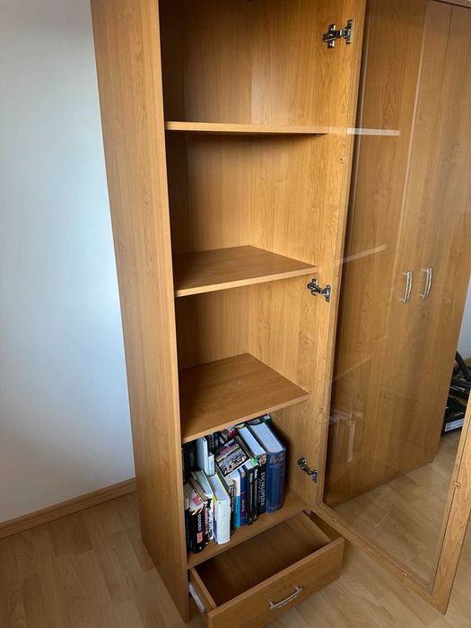 Słupek ze szklanymi drzwiami i szufladą - brązowy