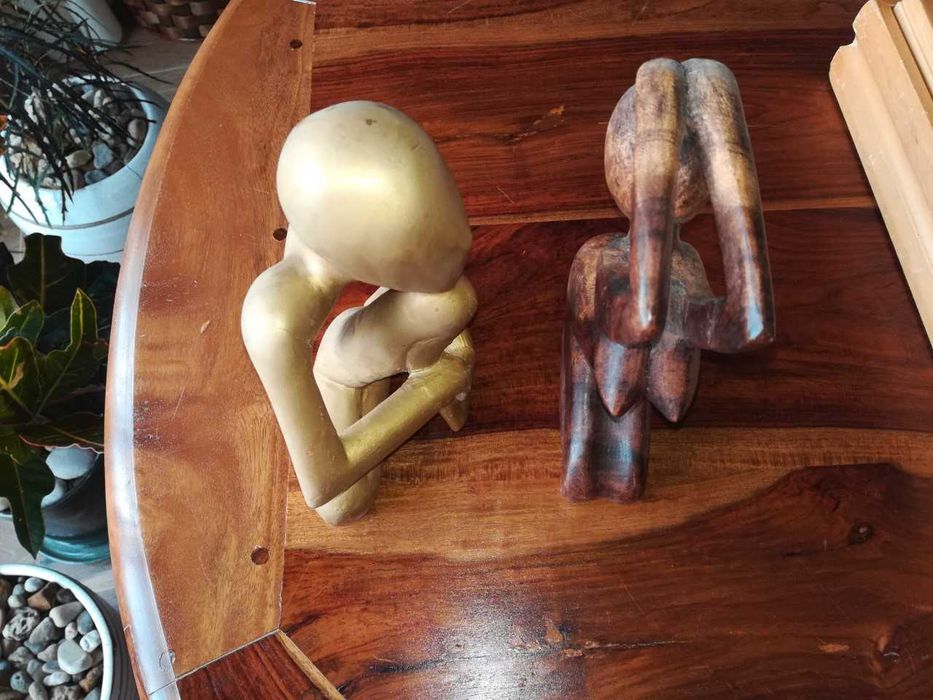 Estatuetas em madeira, pensador e uma mulher