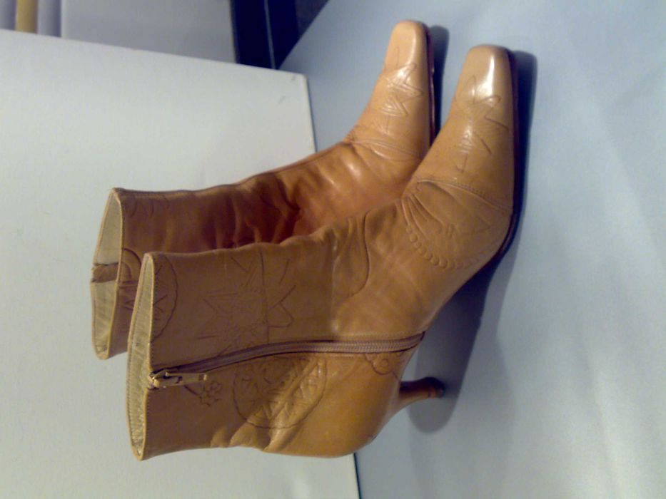 Botas em pele usadas em bom estado