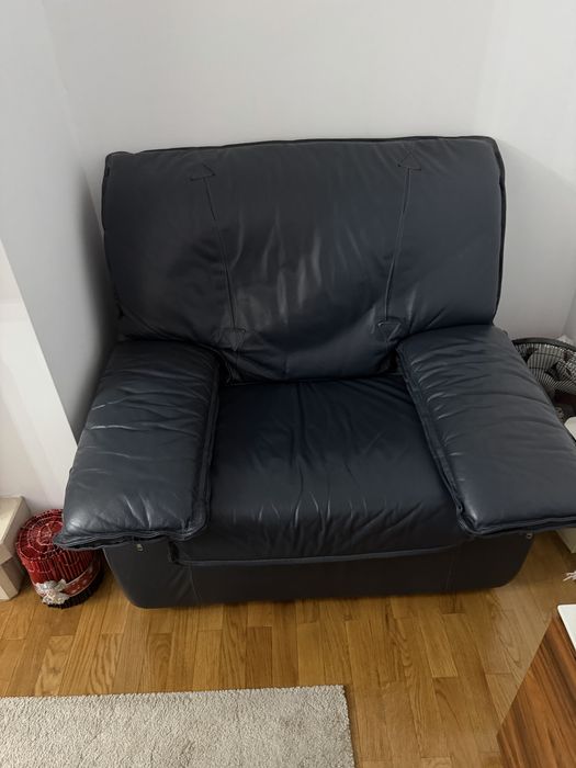 Sofas em pele azul escuro