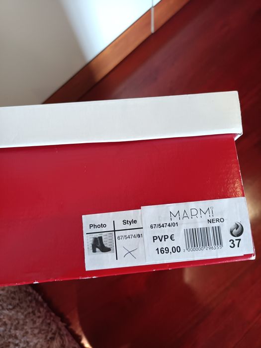 Botas em pele de senhora tamanho 37.