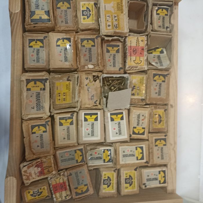 Parafusos antigos em latão