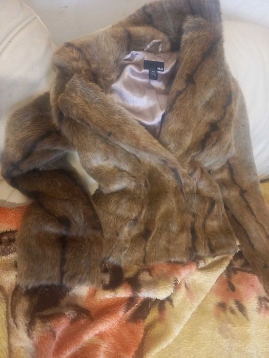 Полушубок з штучного хутра,в ідеальному стані(розмір xs)