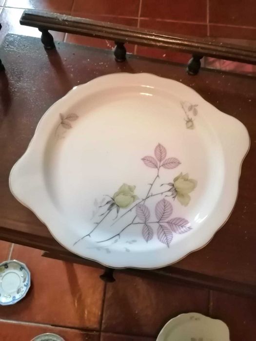 prato antigo redondo com flores