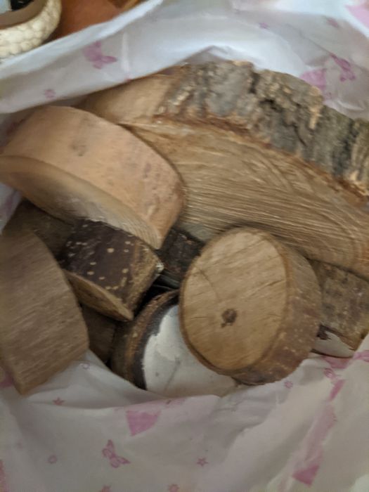 Продам деревянные  спилы акации.