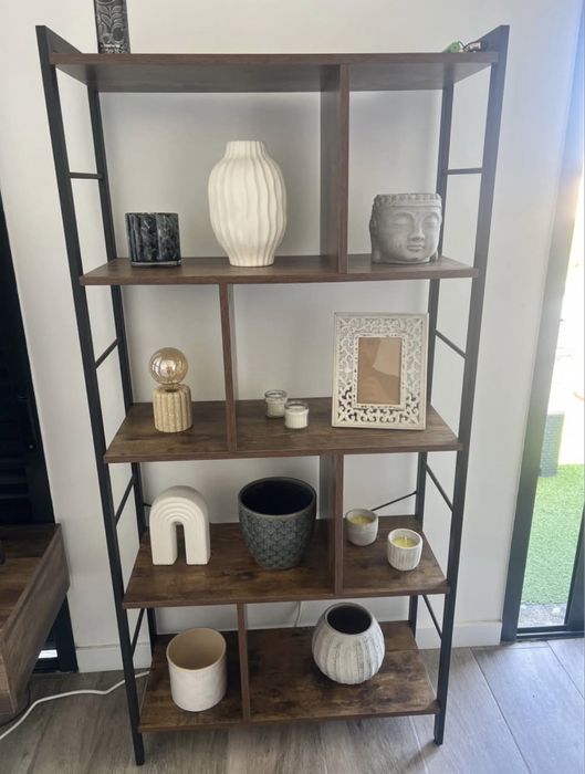 Móvel com decoração incluida