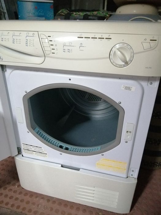 Secadora de roupa 7Kg, marca Ariston. De condensação, depósito 5litros