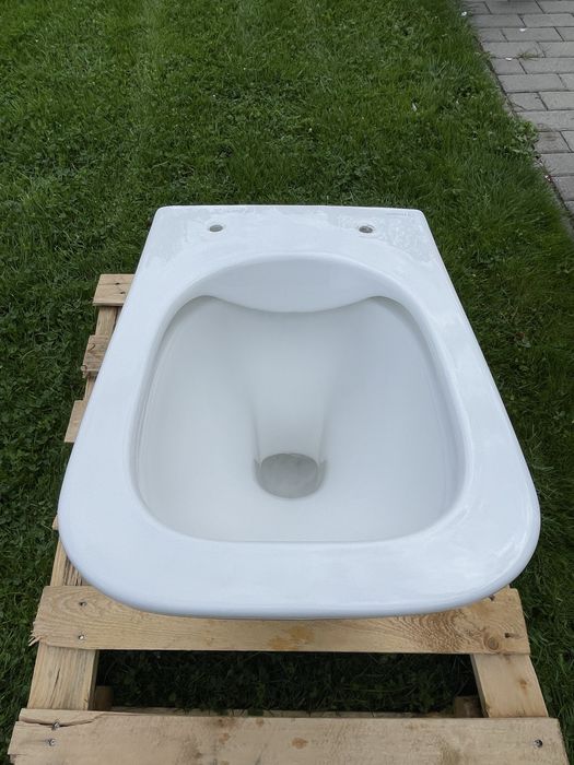 Misa wc omnires pod stelaż z deską wolnoopadającą.