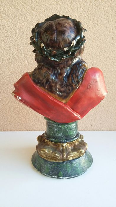Busto do Cristo antigo em gesso pintado
