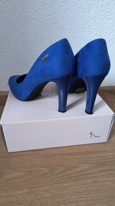 Czółenka w kolorze indygo