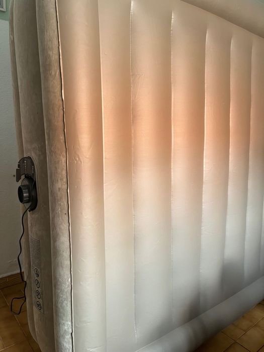 Colchão inflável como novo SUPER ALTO E CONFORTÁVEL