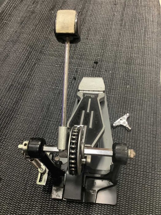 Pedal de bateria da marca Pearl.