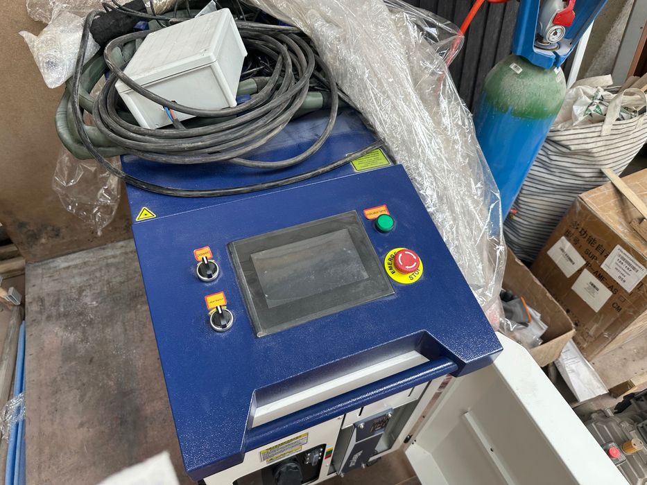 Máquina multifunções 4 em 1 de 2000 W para soldadura, limpeza e corte a laser.