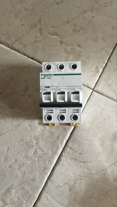 Schneider iC60N - Disjuntor - 3P - 32A