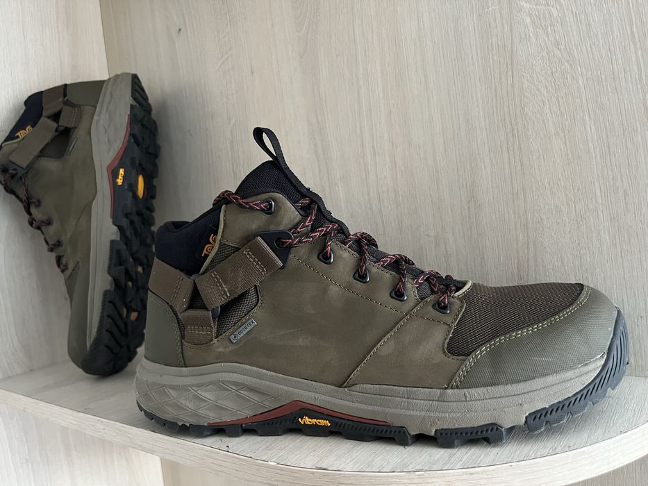 Практично  нові 45 розмір кросівки TEVA Gor-tex оригінал