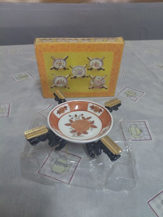 Cinzeiro antigo com peças pretas