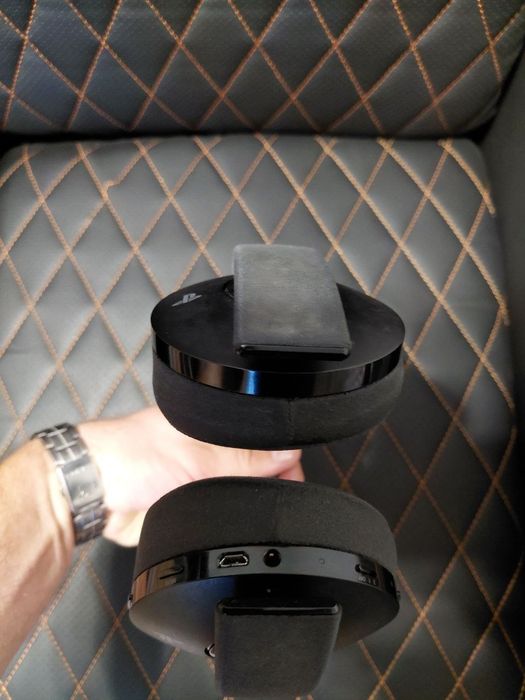Sony Gold Wireless Headset Playstation навушники б/в 
Повний комплект.
Повністю робочі.
Потрібна заміна амбашюрів.
Вартість 1600 грн.