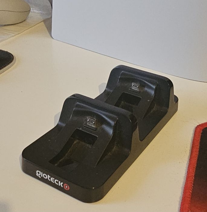 Dock carregamento Gioteck para 2 comandos PS4, em bom estado.

Qualquer duvida, contactar.