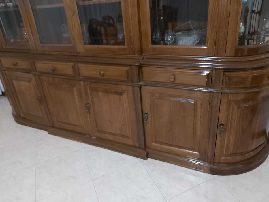 Vendo Moveis de sala completo, Armário, Mesa e Cadeiras. Como novo