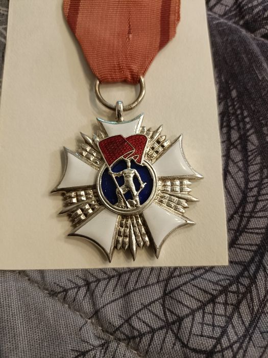 Order sztandaru pracy II KL piękny stan Etui 1