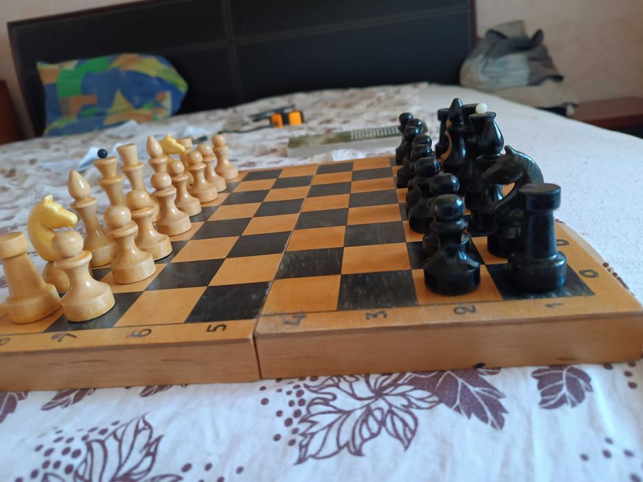 Продам доску шахматную деревянную,с фигурами