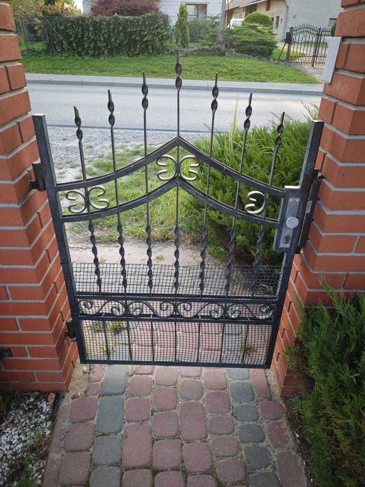 Brama przesuwna 4m, zdobiona żeliwna [?] + bramka, DO RENOWACJI