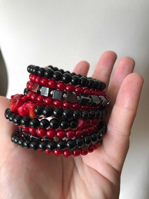 Bransoletka boho na sprężynie do zaplatania na nadgarstku hematyt