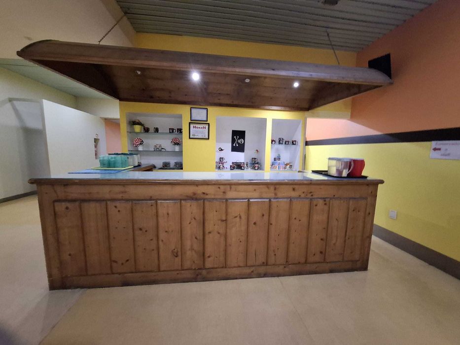 Balcão madeira c/ tampo vidro fosco