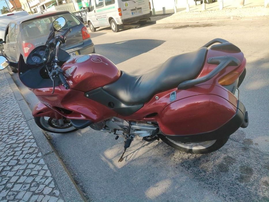 Honda 650  Deauville 2000