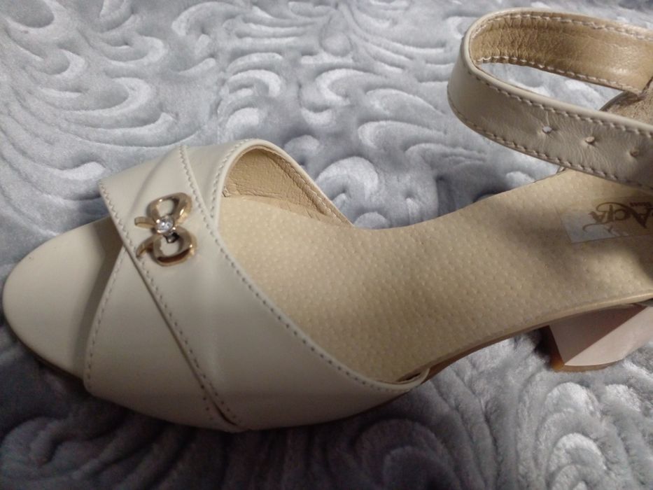 Продам босоніжки