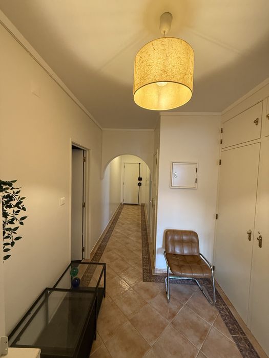 Quarto com 2 camas, tv e frigorifico  em Odivelas