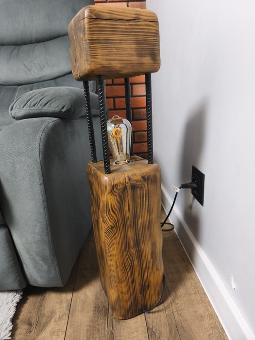 Drewniana lampa stojąca