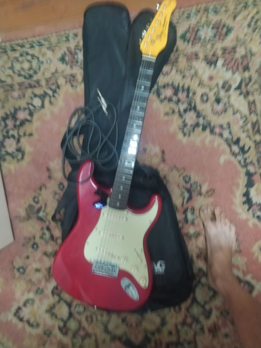 Продам єлектро гітару +комбо усілок