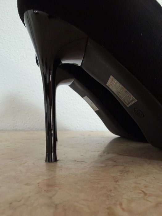 Vendo salto preto tamanho 38 NUNCA USADO. Não entrego.