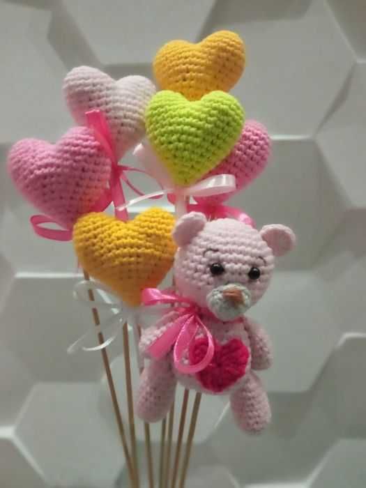 Ręcznie robione na drutach ozdoby do doniczek i oryginalnych bukietów