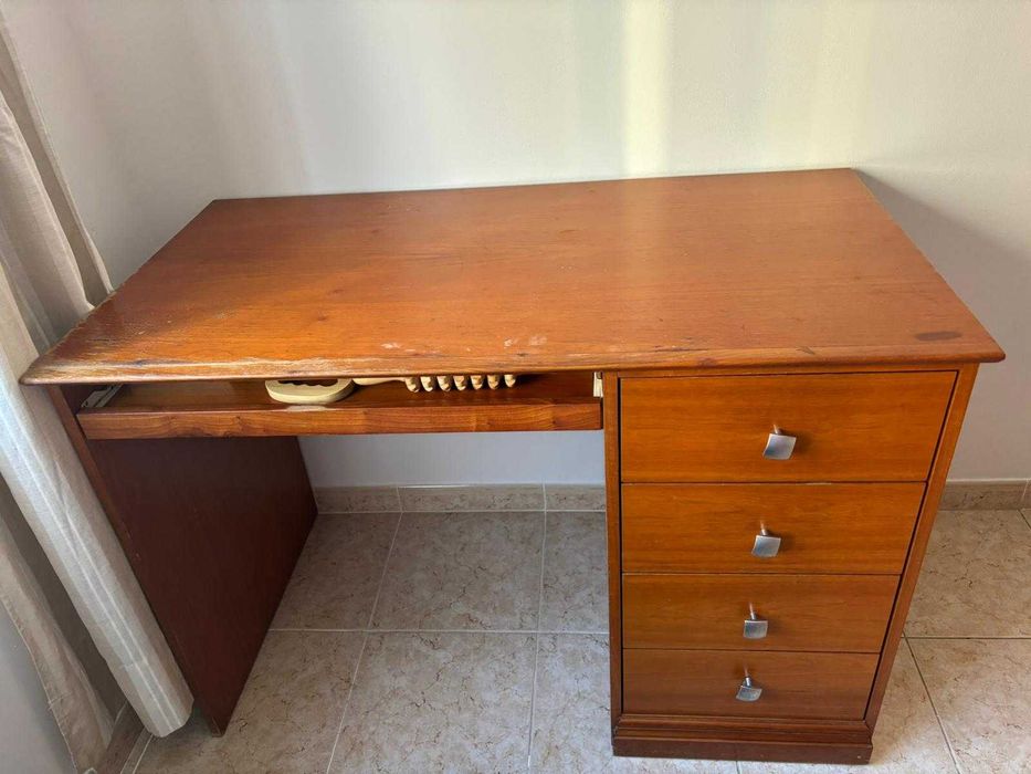 Cama de criança com secretária