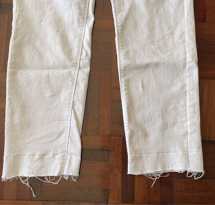 Calças brancas finas com fundo desfiado (Stradivarius, tamanho 36)