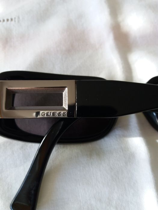 Óculos de sol de senhora pretos Guess