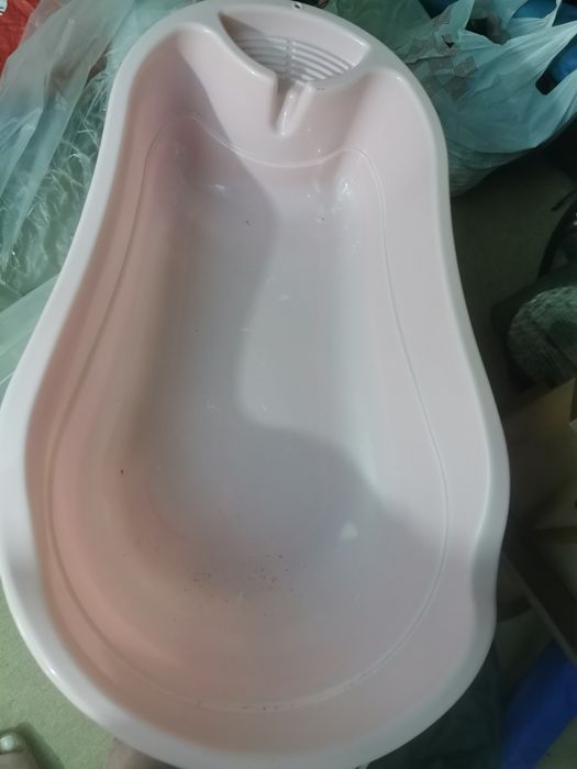 Banheira de bebé rosa.