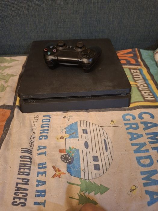 Playstation 4 z padem i gra