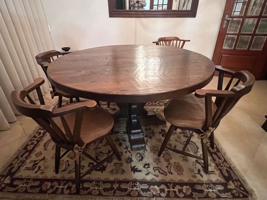 Mesa de jantar, em castanho maciço com 5 cadeiras