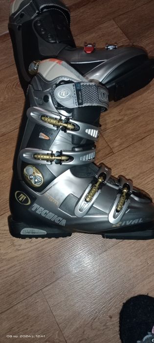 Гірські жіночі черевика , дві  пари 38 р,41 р.