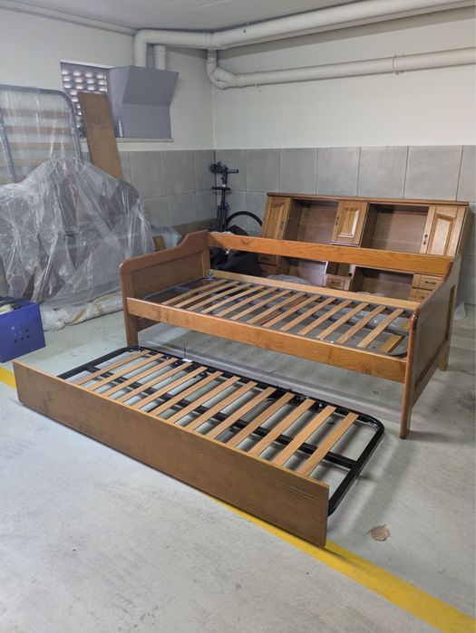 Cama de solteiro com estrutura inferior e movel superior em madeira carvalho