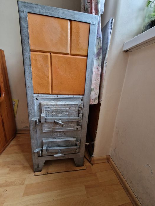 Wolnostojący elektryczny piecyk kaflowy, koza