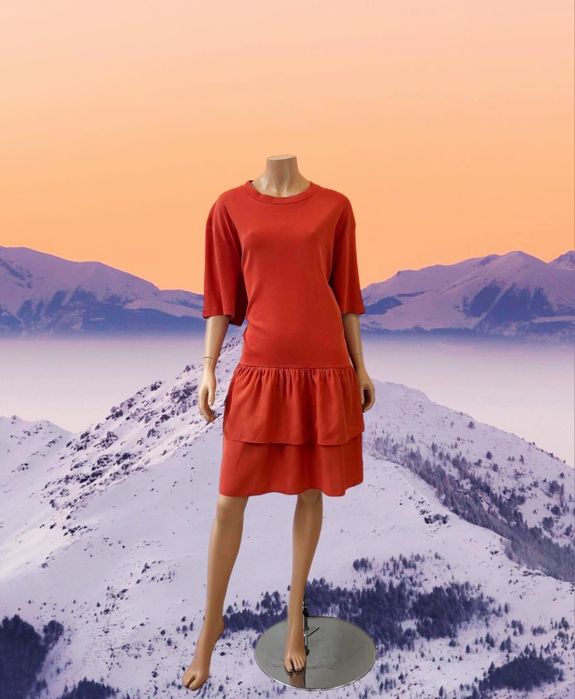 Cos sukienka oversize damska S/XL
Rozmiar S/XL 
kolor:brzoskwiniowy 
Stan:bardzo dobry
Falbanki
Materiał elastyczny 

Długość całkowita:98cm 
Szerokoś