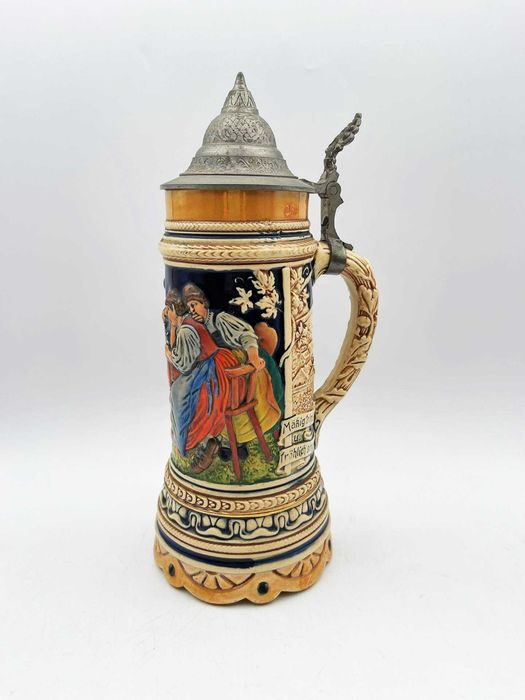 Caneca de cerveja alemã com caixa de música