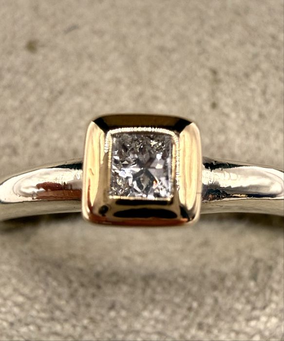 Złoty pierścionek z diamentem 2,7mm
