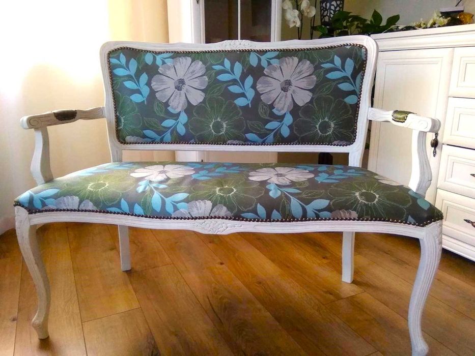 Komplet białych mebli wypoczynkowych sofa + fotele