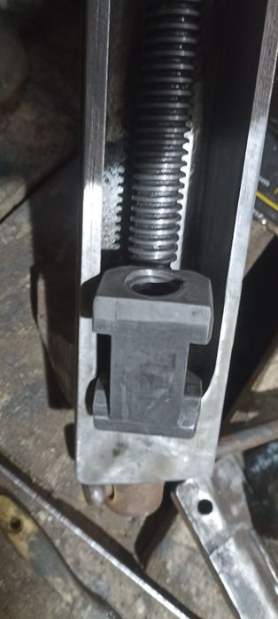 Тиски  стальні .